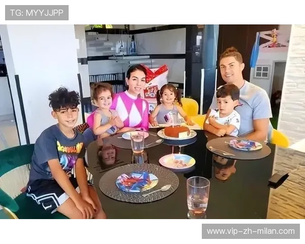 C罗家族日常照曝光，家庭氛围令人羡慕